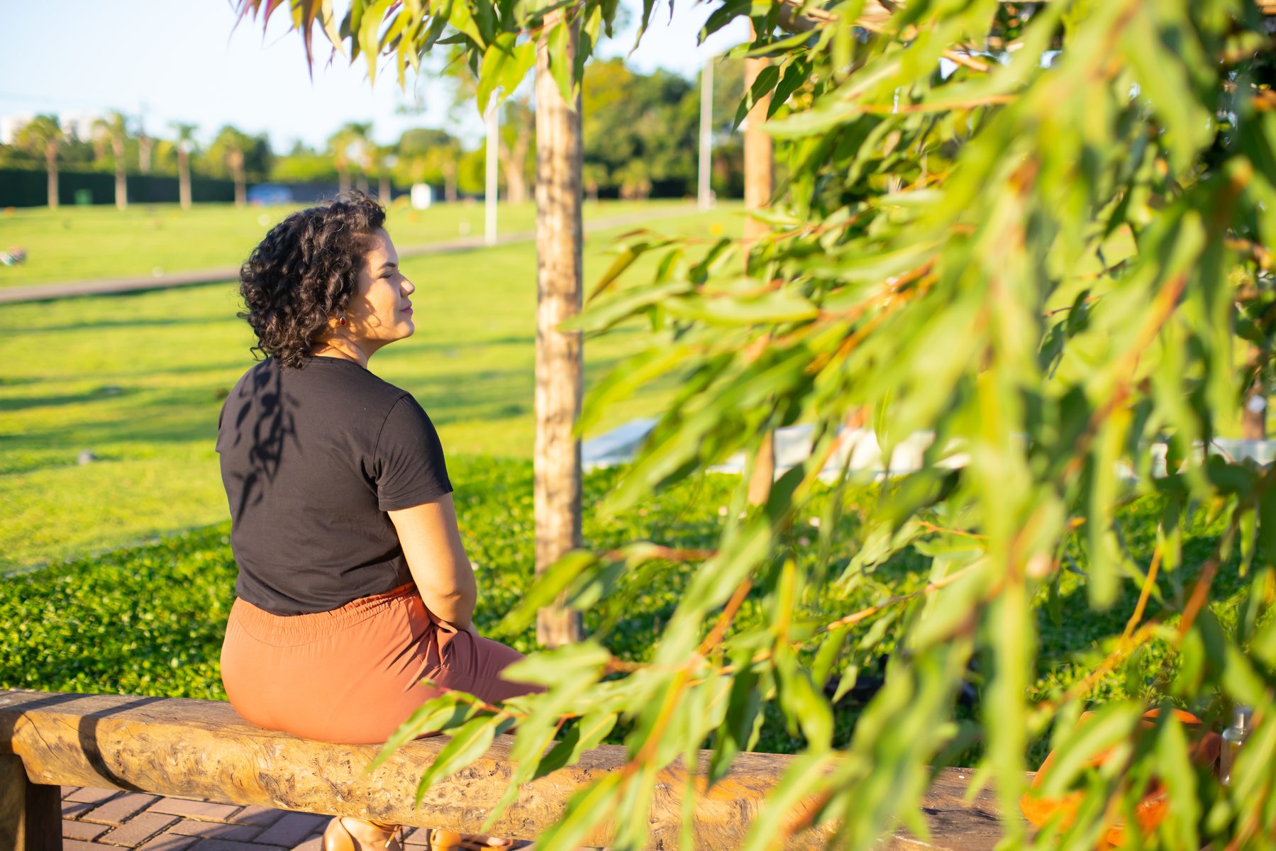Visitante em momento de contemplação no parque
